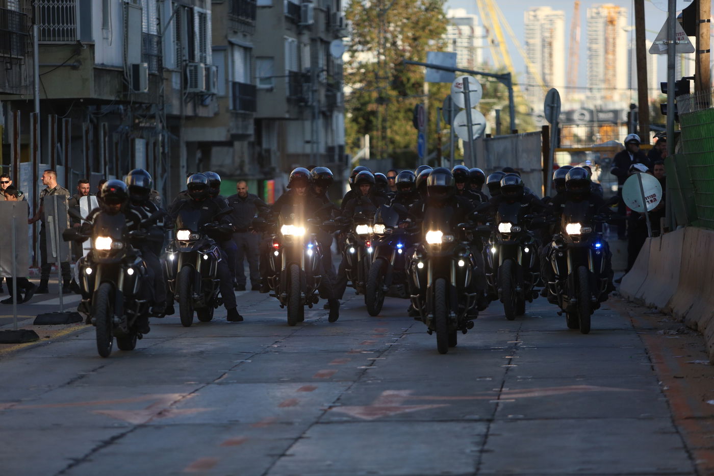 מפגיני 'הפלג' הצליחו להשתלט על הניידת ולשחרר עצורים