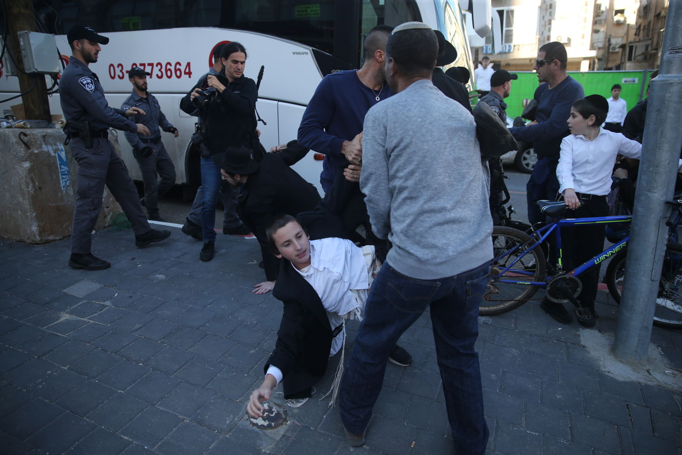 פעילי 'הפלג' חסמו את הכניסה לבני ברק; 28 נעצרו • תיעוד