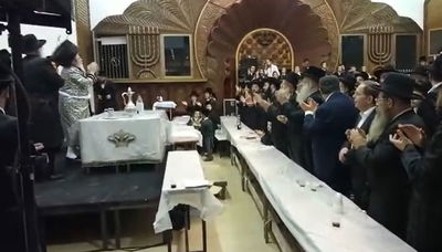 מעמד ההדלקה של האדמו"ר מפרמישלאן. צפו