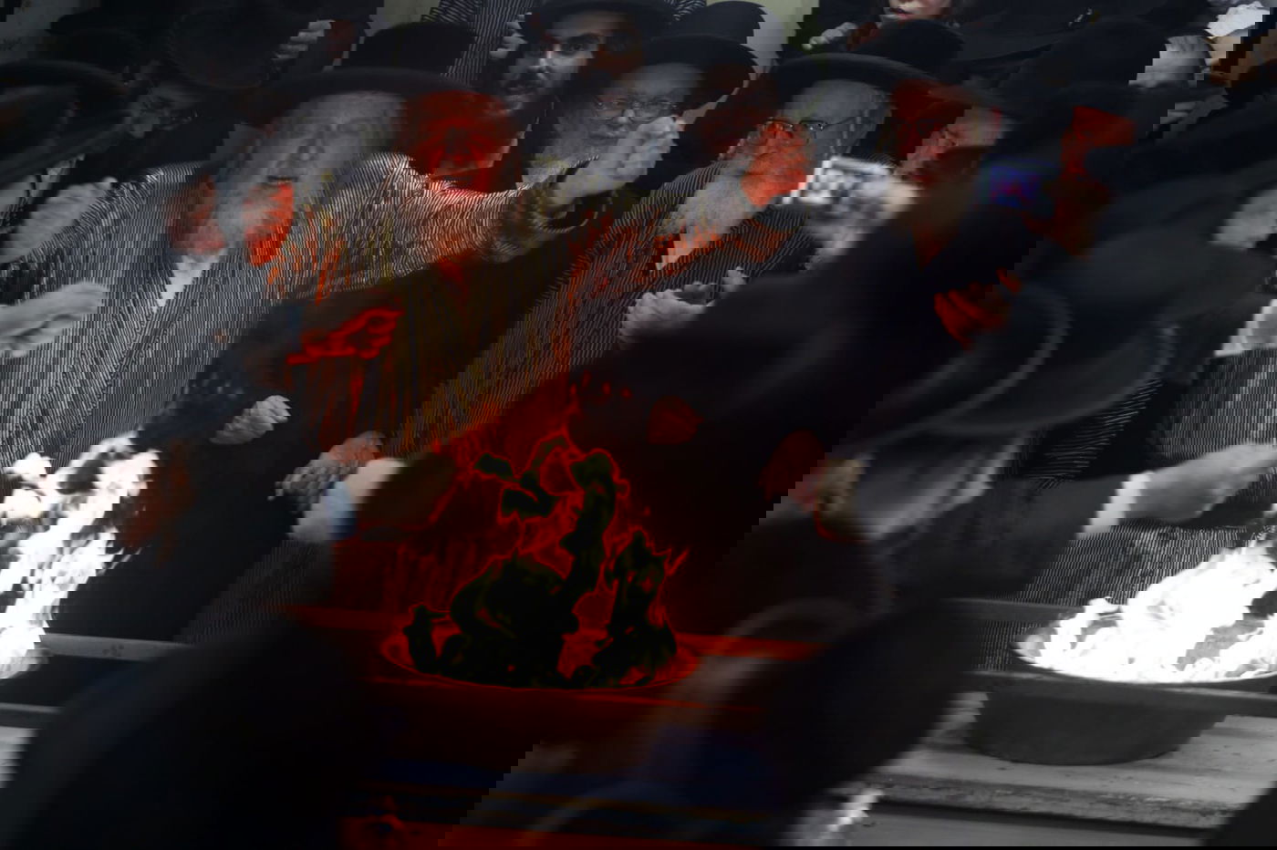 בשעת לילה: האדמו"ר שרף את הפתילות