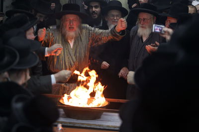 בשעת לילה: האדמו"ר שרף את הפתילות