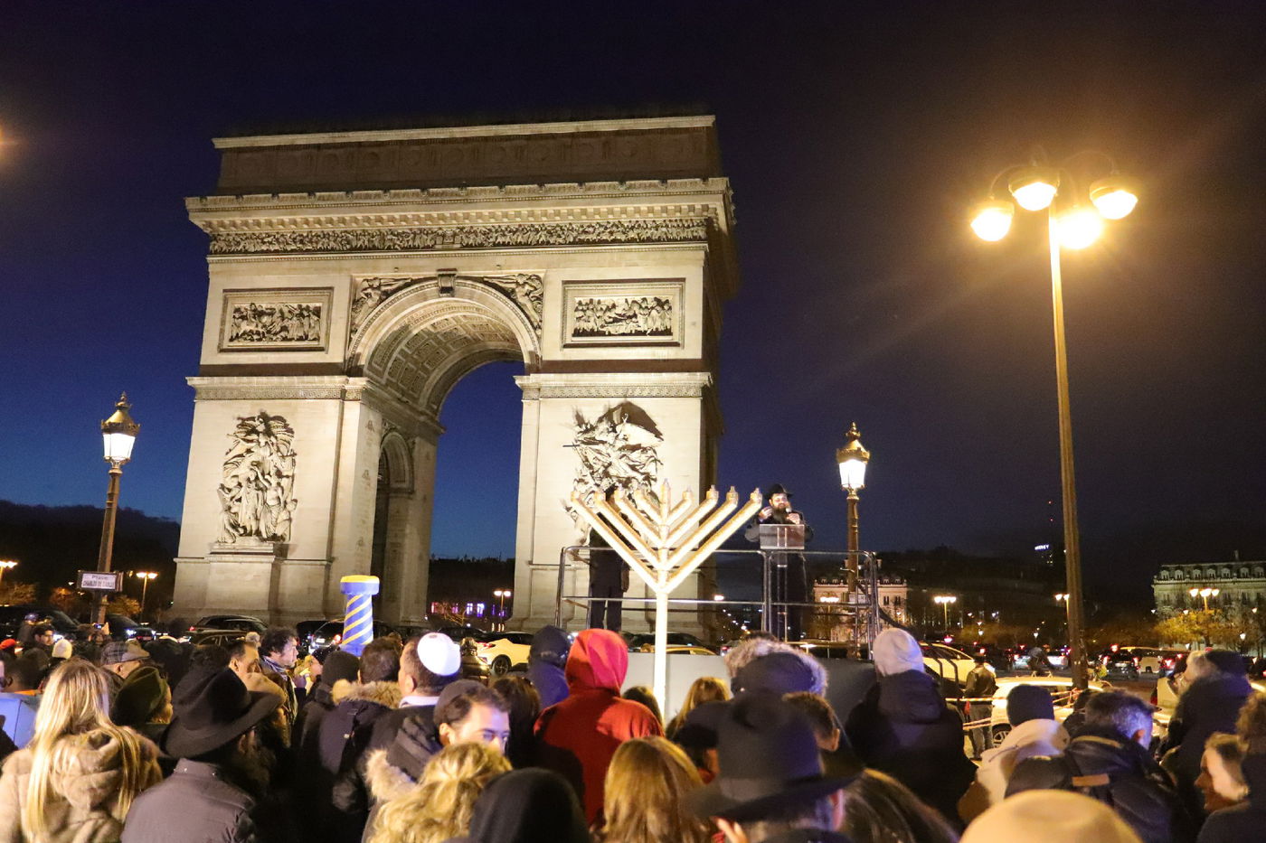 נר שמיני של חנוכה בשער הניצחון בפריז • תיעוד
