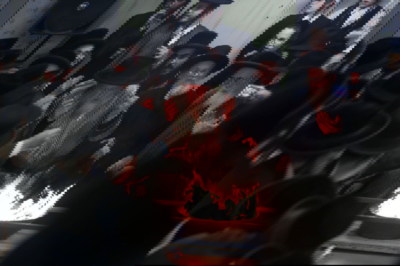 בשעת לילה: האדמו"ר שרף את הפתילות