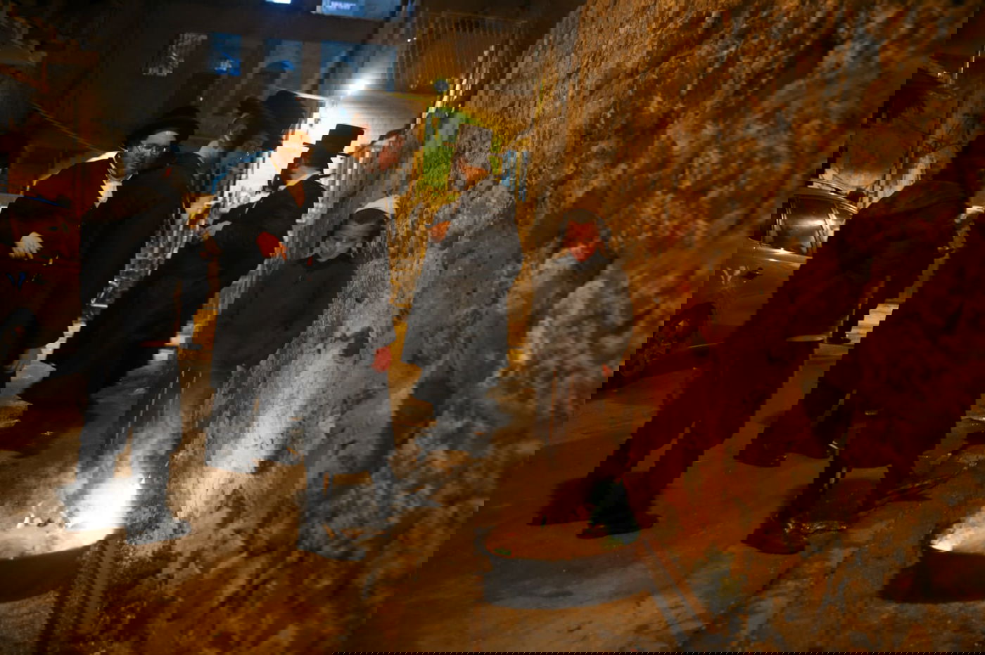 בשעת לילה: האדמו"ר שרף את הפתילות