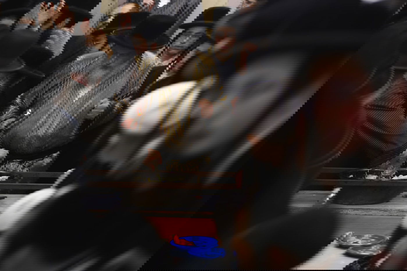 בשעת לילה: האדמו"ר שרף את הפתילות