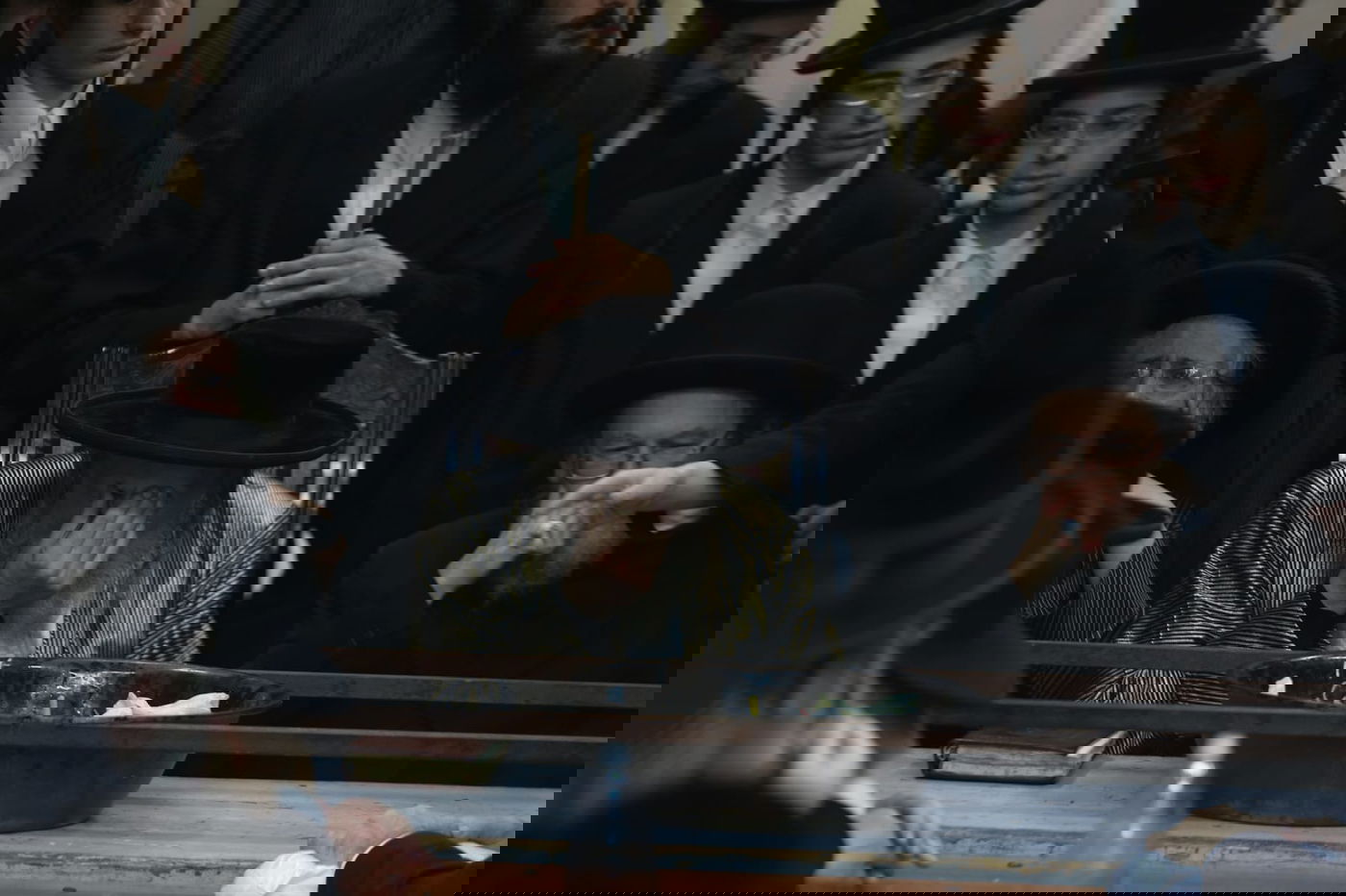 בשעת לילה: האדמו"ר שרף את הפתילות