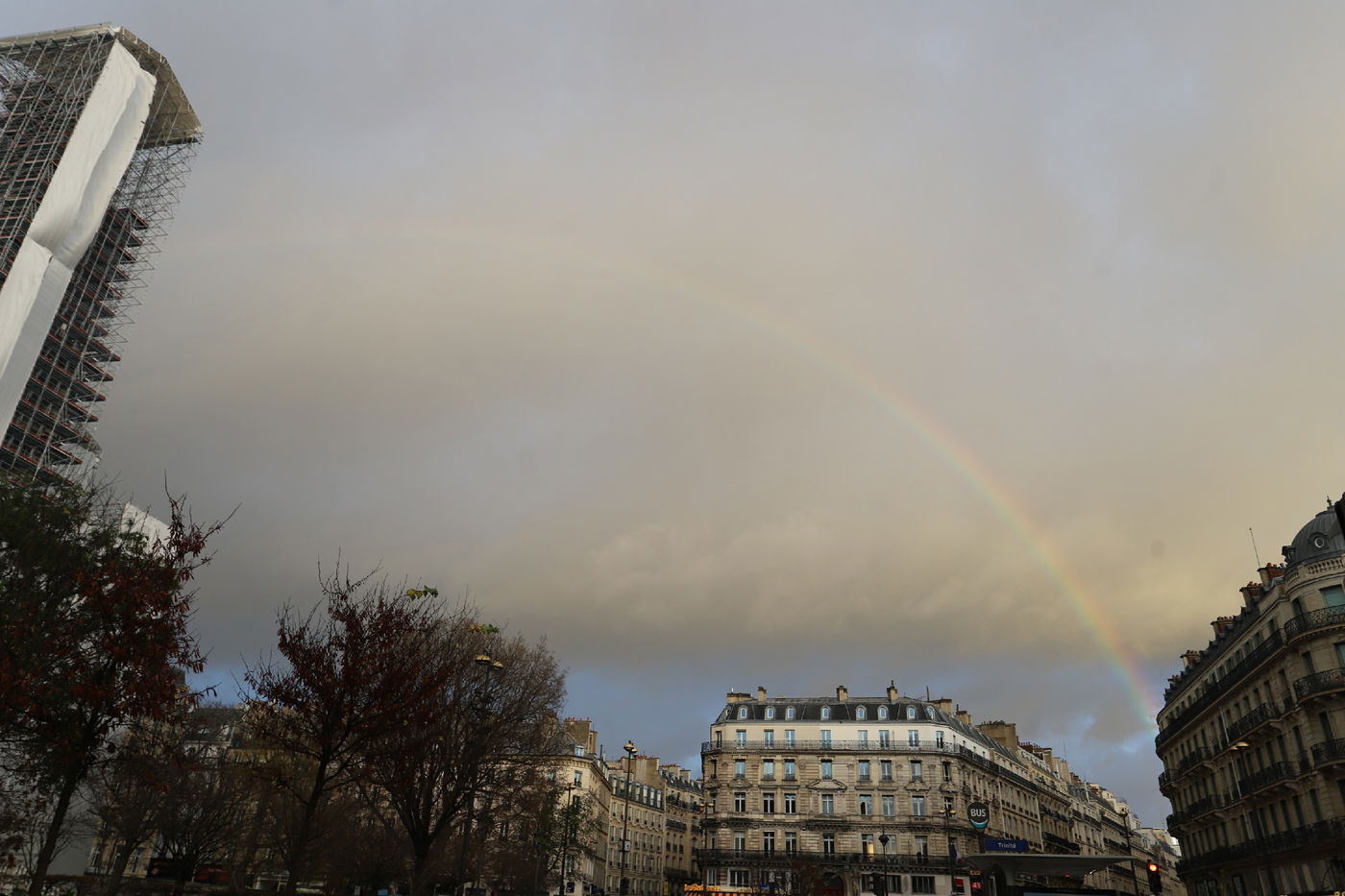 נר שמיני של חנוכה בשער הניצחון בפריז • תיעוד
