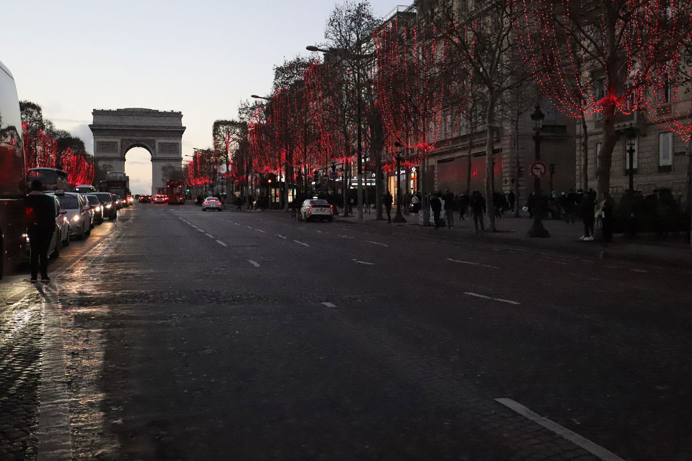 נר שמיני של חנוכה בשער הניצחון בפריז • תיעוד