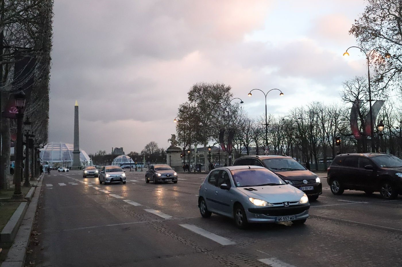 נר שמיני של חנוכה בשער הניצחון בפריז • תיעוד