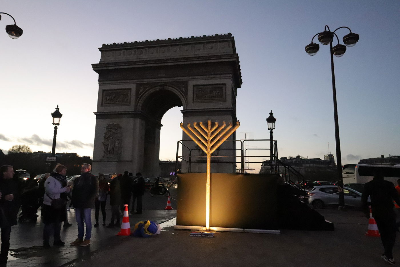 נר שמיני של חנוכה בשער הניצחון בפריז • תיעוד