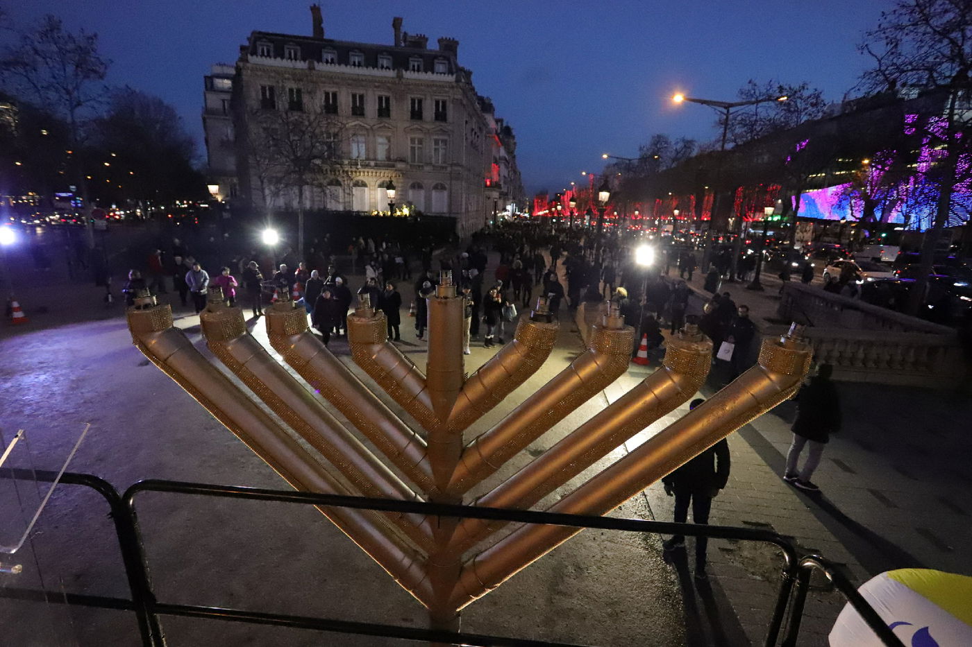 נר שמיני של חנוכה בשער הניצחון בפריז • תיעוד