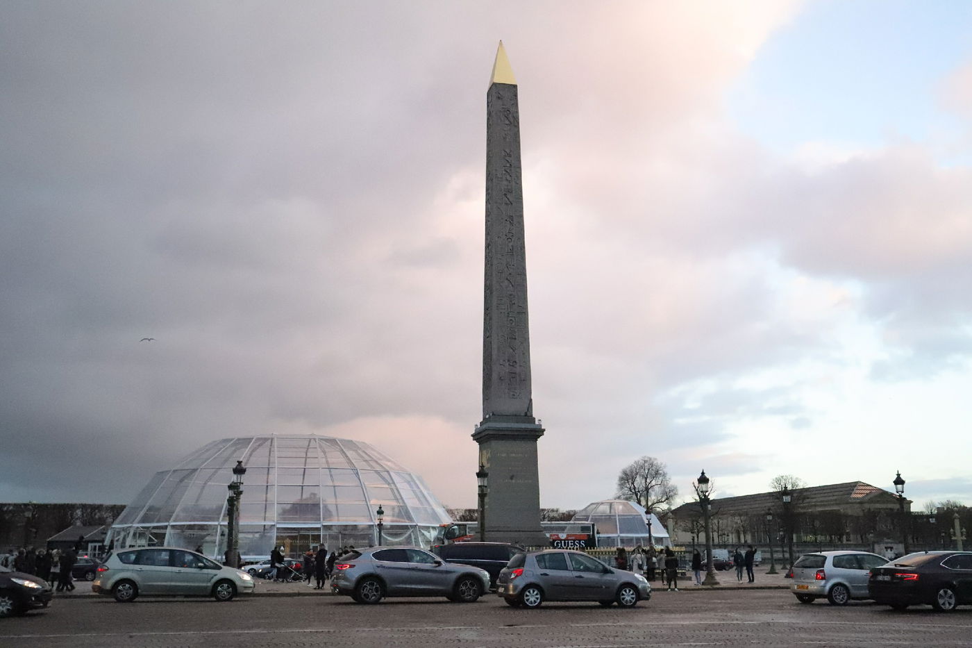 נר שמיני של חנוכה בשער הניצחון בפריז • תיעוד