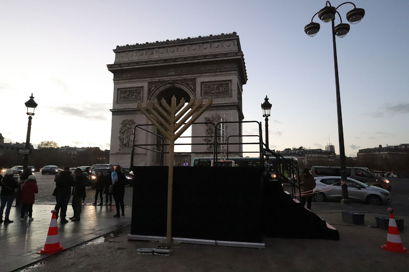 נר שמיני של חנוכה בשער הניצחון בפריז • תיעוד