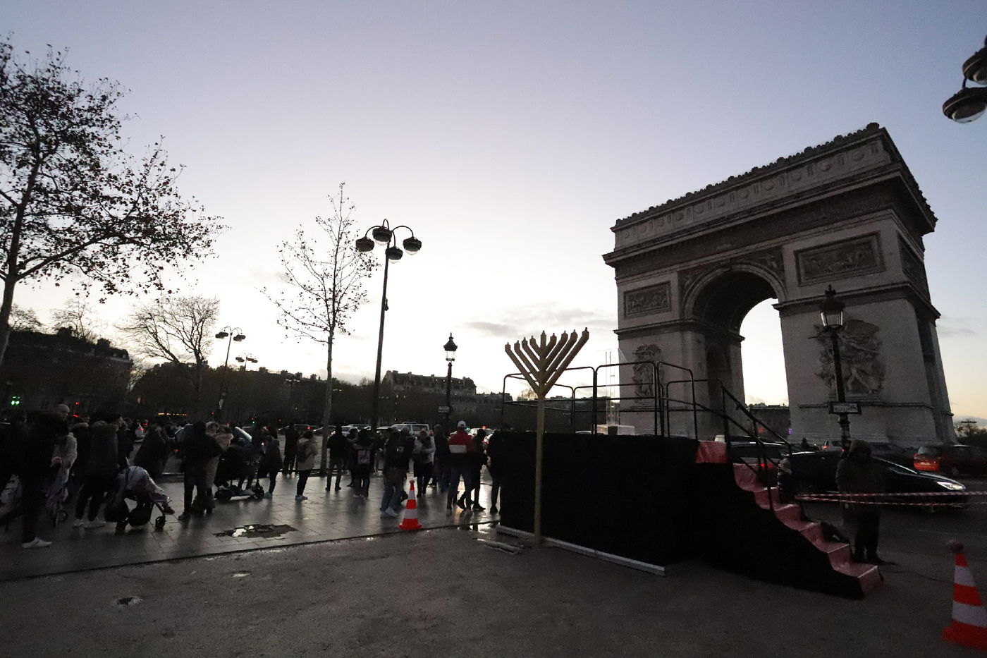 נר שמיני של חנוכה בשער הניצחון בפריז • תיעוד