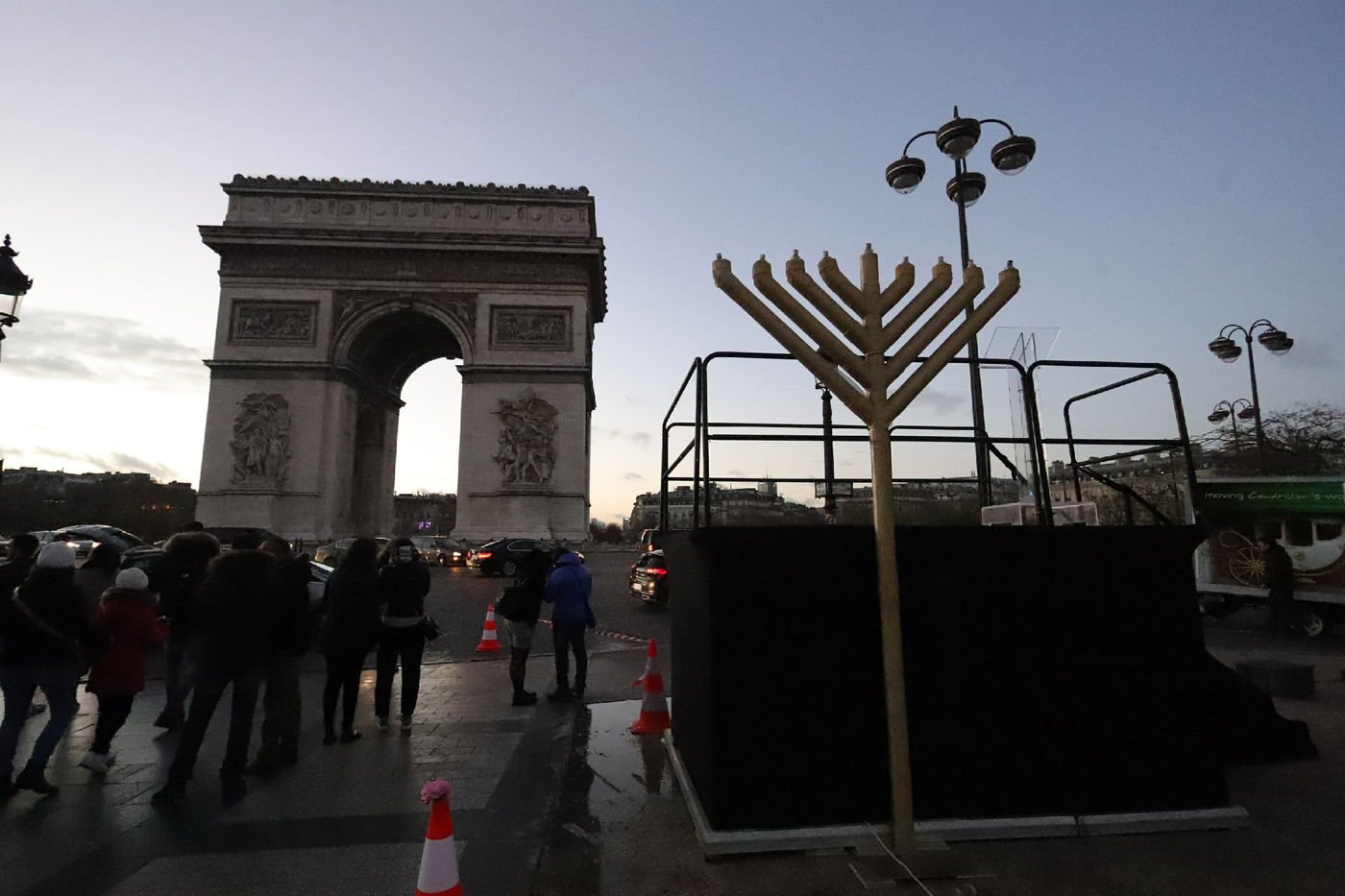 נר שמיני של חנוכה בשער הניצחון בפריז • תיעוד