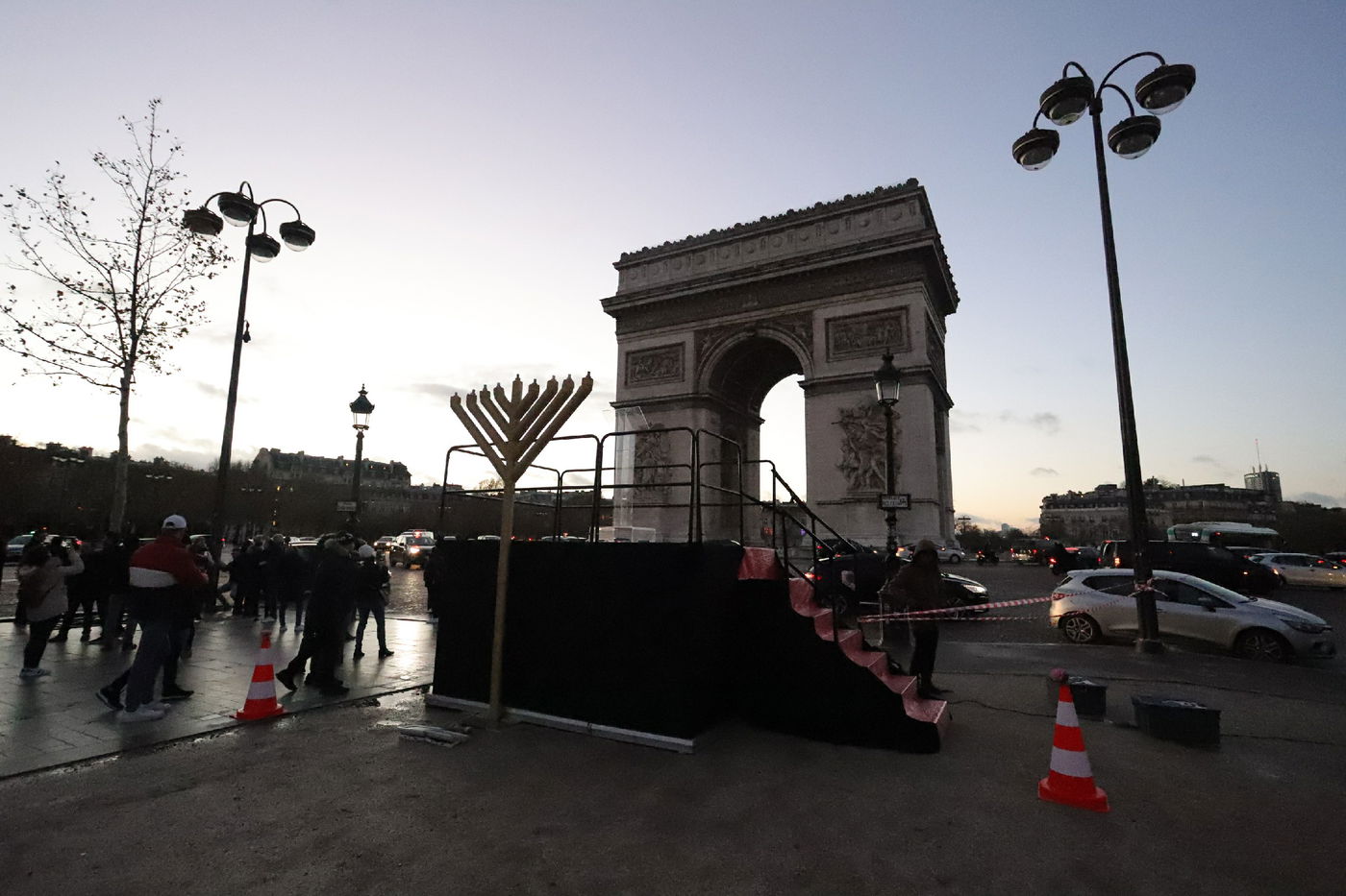 נר שמיני של חנוכה בשער הניצחון בפריז • תיעוד