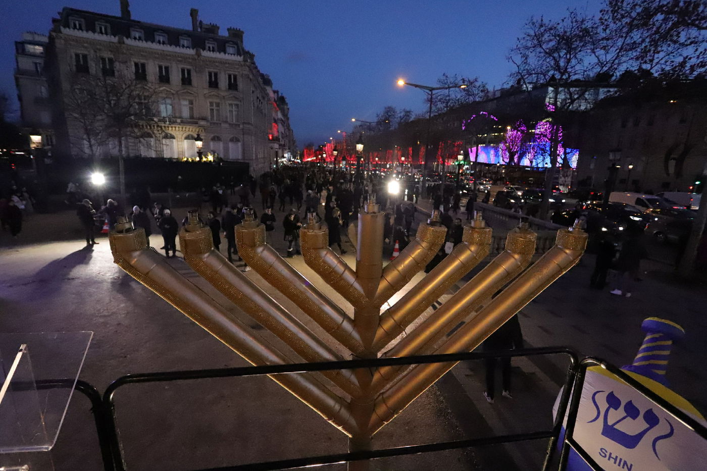 נר שמיני של חנוכה בשער הניצחון בפריז • תיעוד