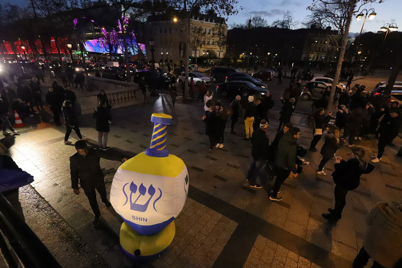 נר שמיני של חנוכה בשער הניצחון בפריז • תיעוד