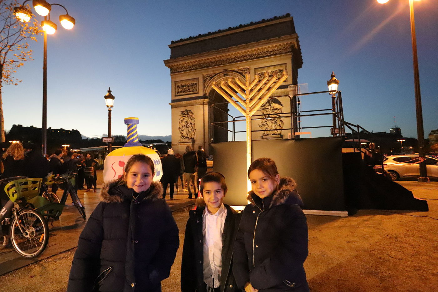 נר שמיני של חנוכה בשער הניצחון בפריז • תיעוד