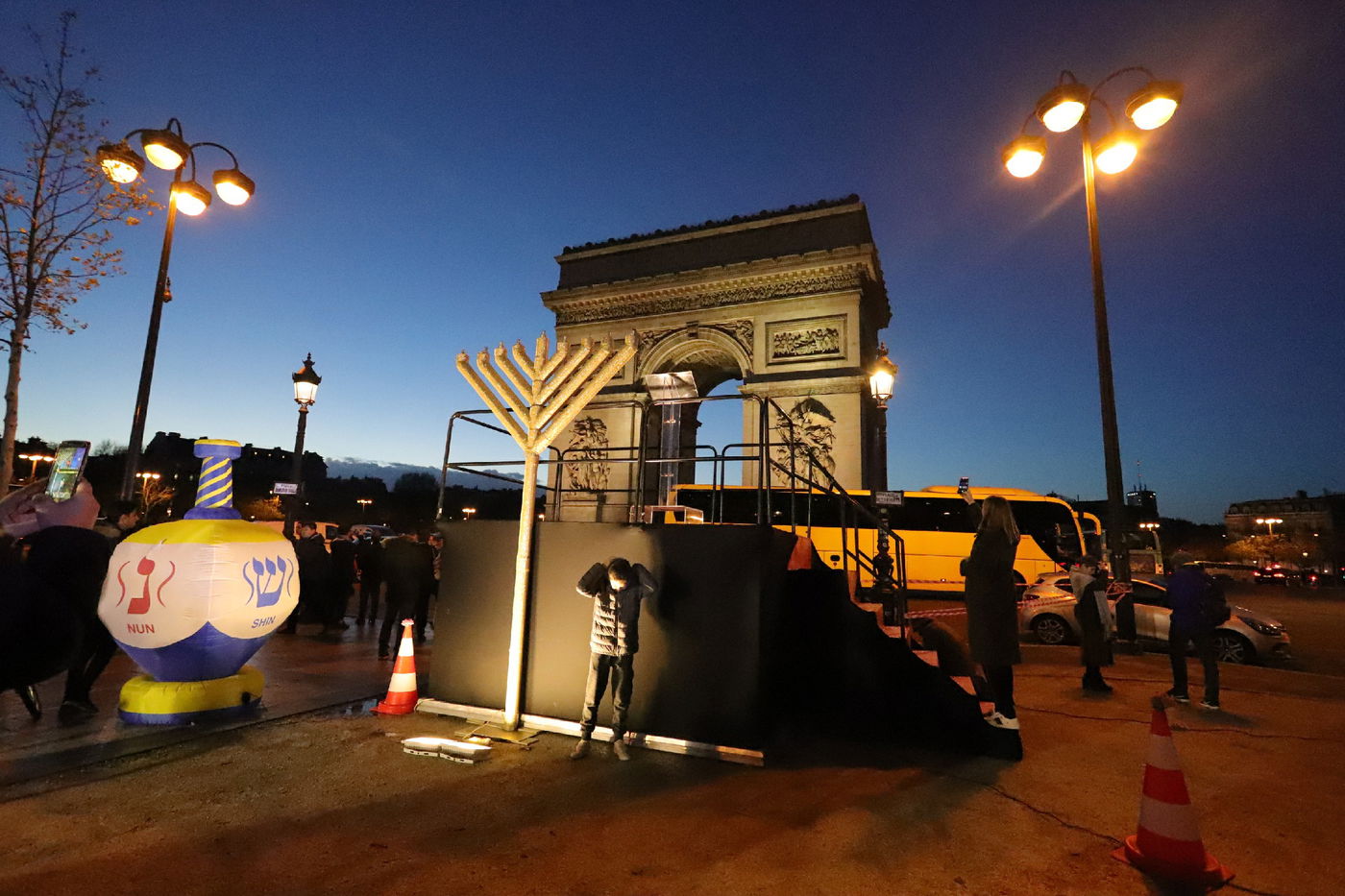 נר שמיני של חנוכה בשער הניצחון בפריז • תיעוד