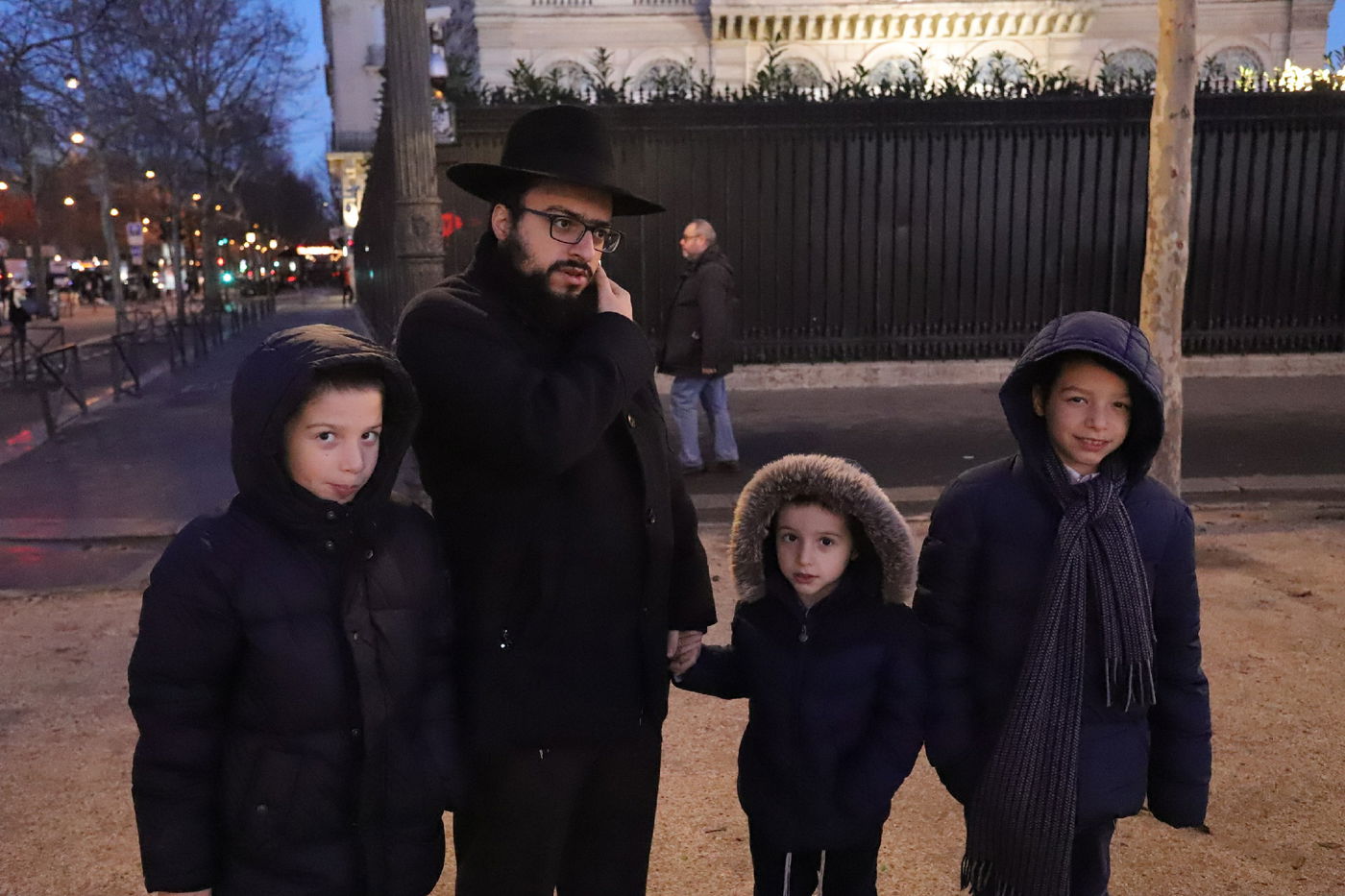 נר שמיני של חנוכה בשער הניצחון בפריז • תיעוד