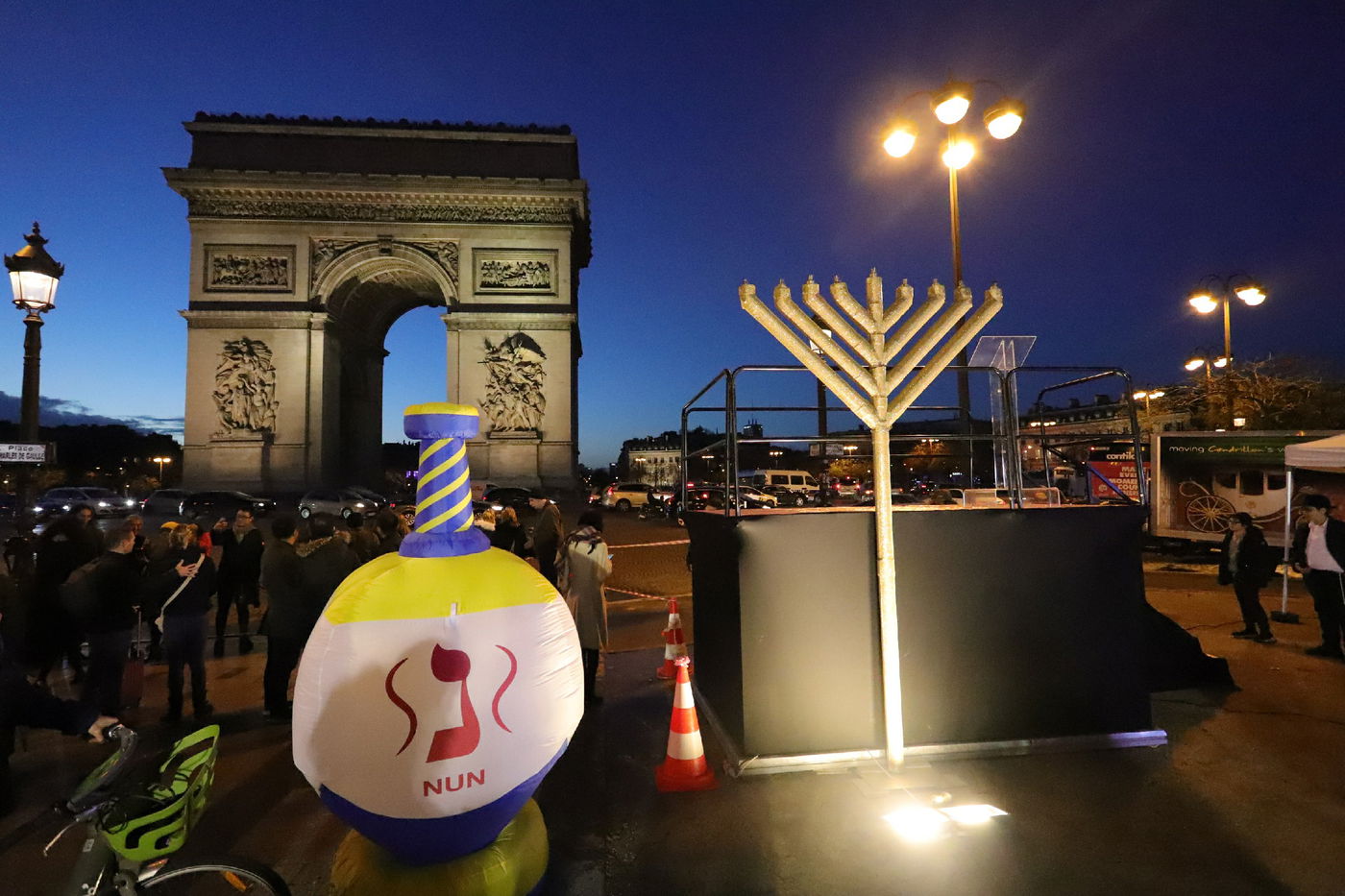נר שמיני של חנוכה בשער הניצחון בפריז • תיעוד