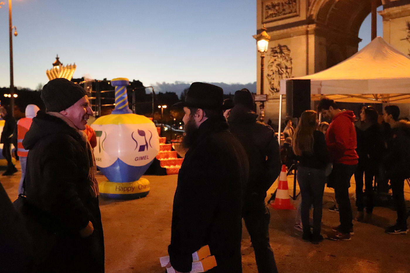 נר שמיני של חנוכה בשער הניצחון בפריז • תיעוד
