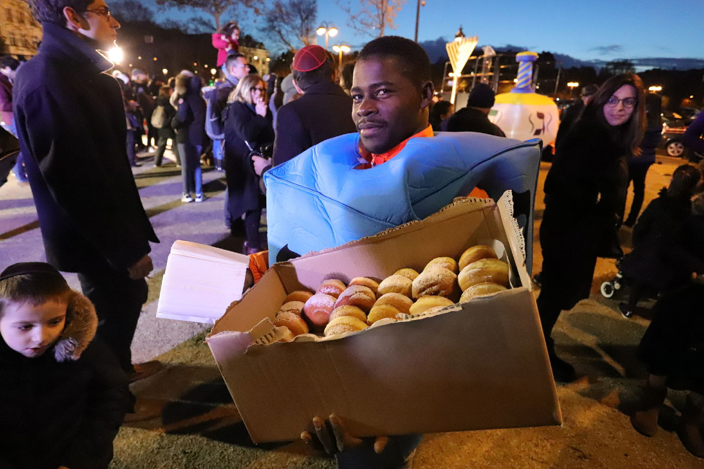 נר שמיני של חנוכה בשער הניצחון בפריז • תיעוד