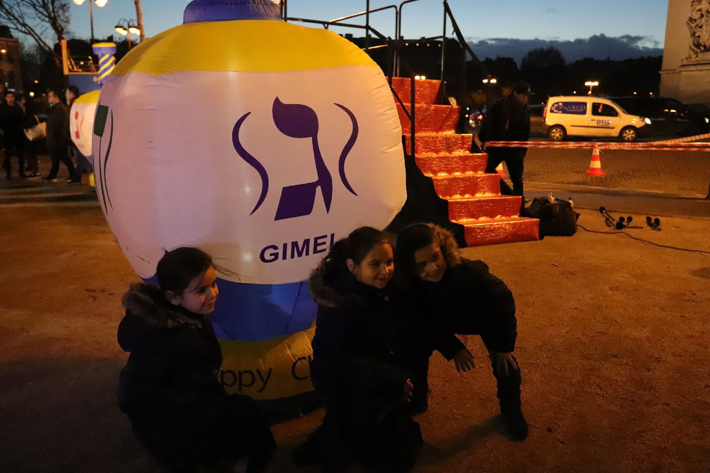 נר שמיני של חנוכה בשער הניצחון בפריז • תיעוד