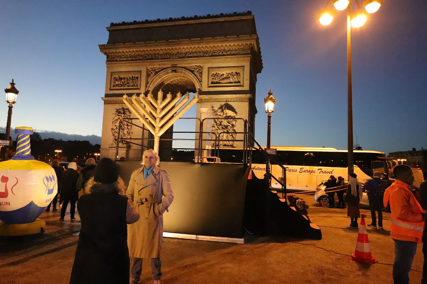 נר שמיני של חנוכה בשער הניצחון בפריז • תיעוד