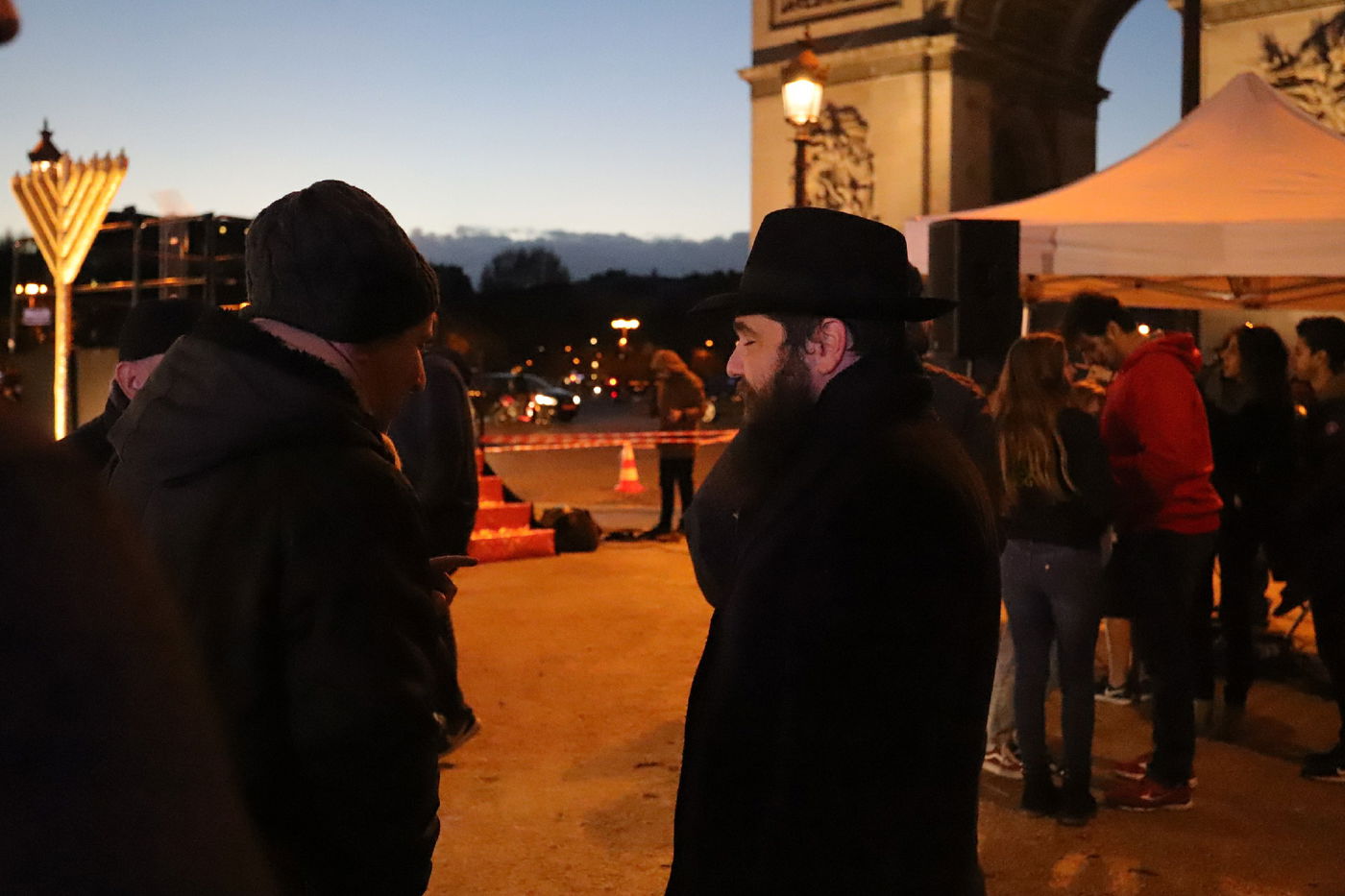 נר שמיני של חנוכה בשער הניצחון בפריז • תיעוד