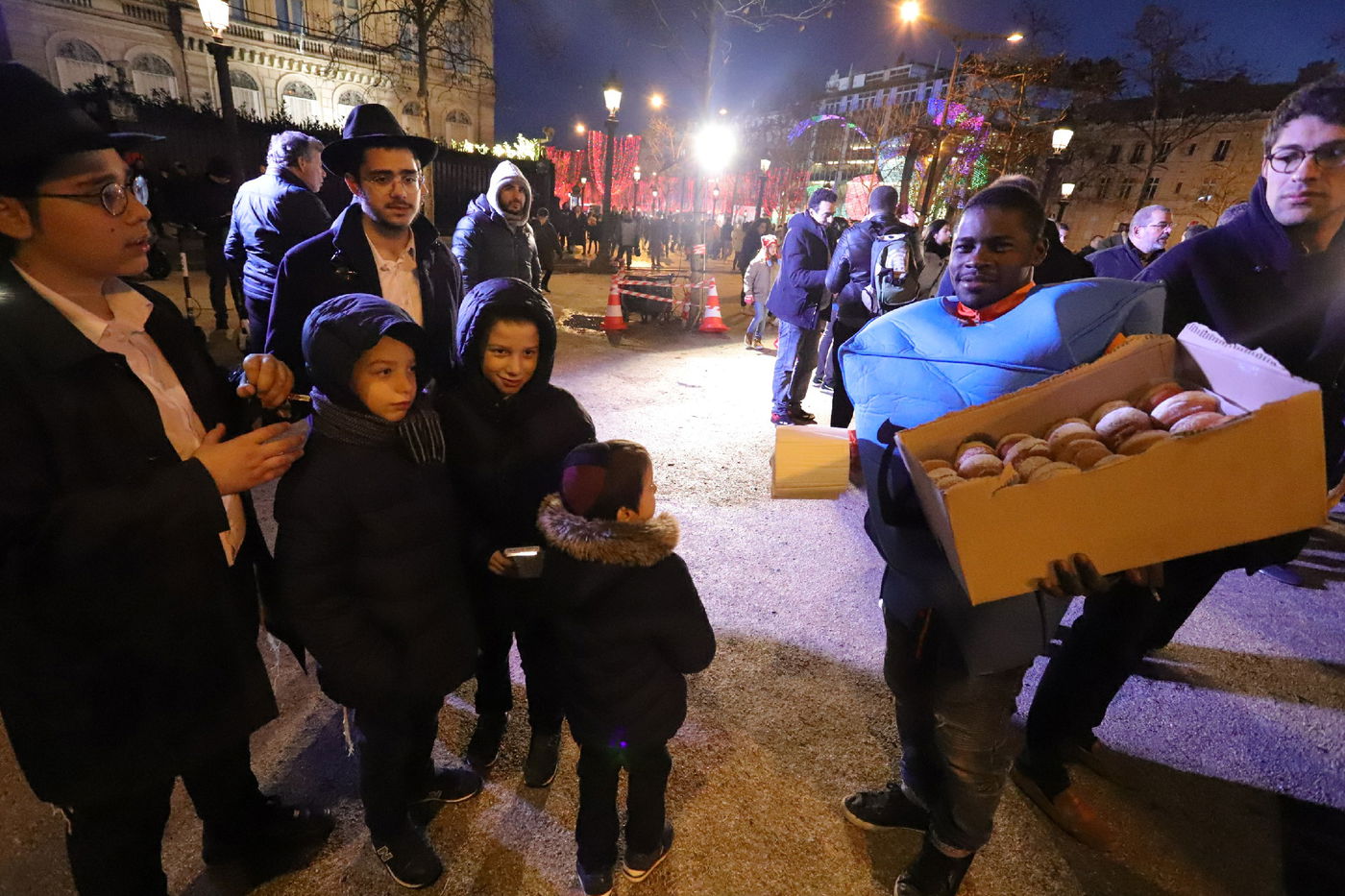 נר שמיני של חנוכה בשער הניצחון בפריז • תיעוד