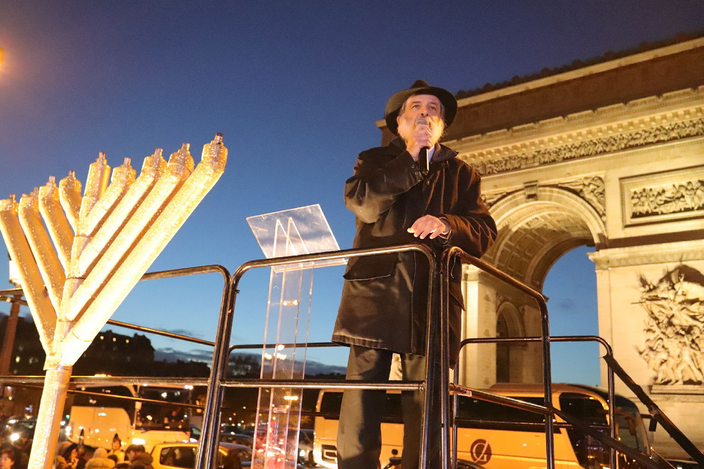 נר שמיני של חנוכה בשער הניצחון בפריז • תיעוד