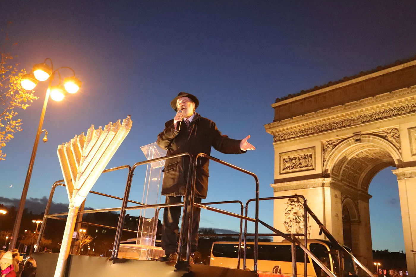 נר שמיני של חנוכה בשער הניצחון בפריז • תיעוד