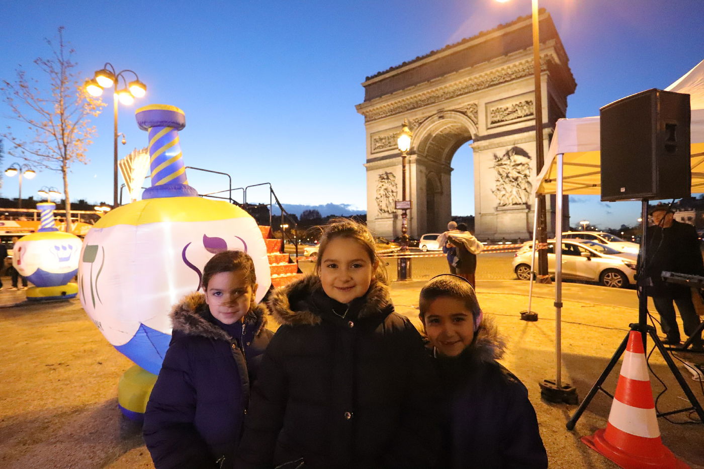 נר שמיני של חנוכה בשער הניצחון בפריז • תיעוד