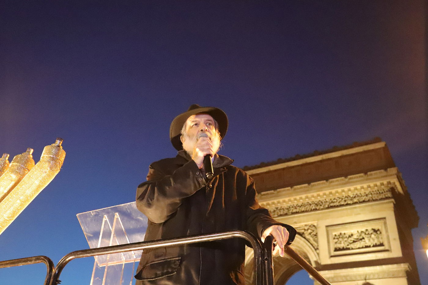 נר שמיני של חנוכה בשער הניצחון בפריז • תיעוד