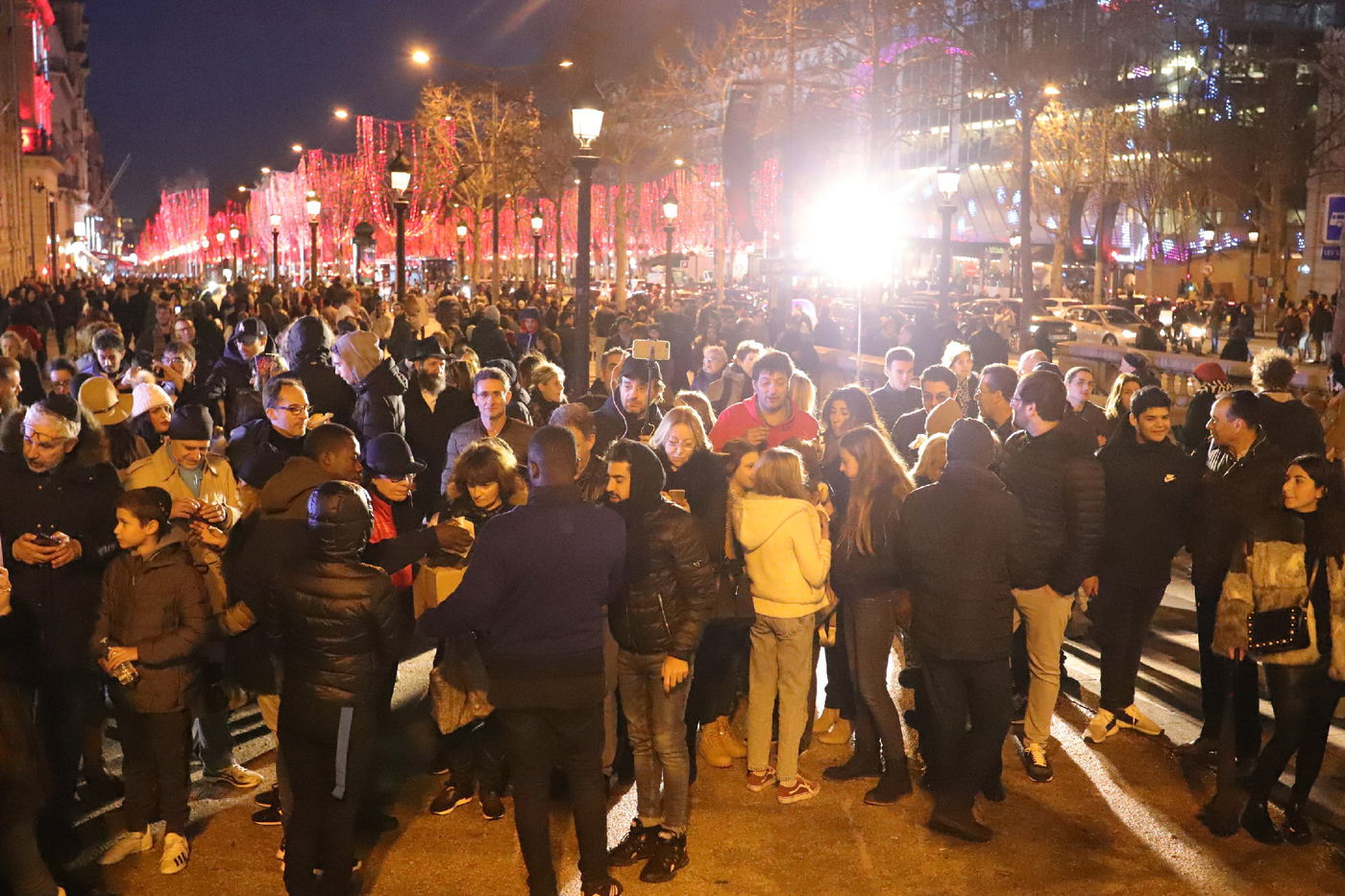 נר שמיני של חנוכה בשער הניצחון בפריז • תיעוד