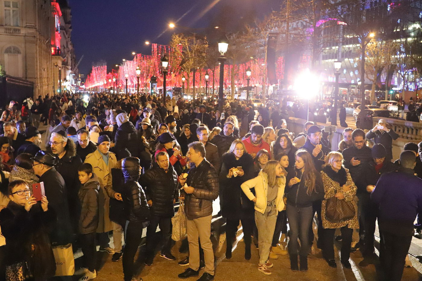 נר שמיני של חנוכה בשער הניצחון בפריז • תיעוד