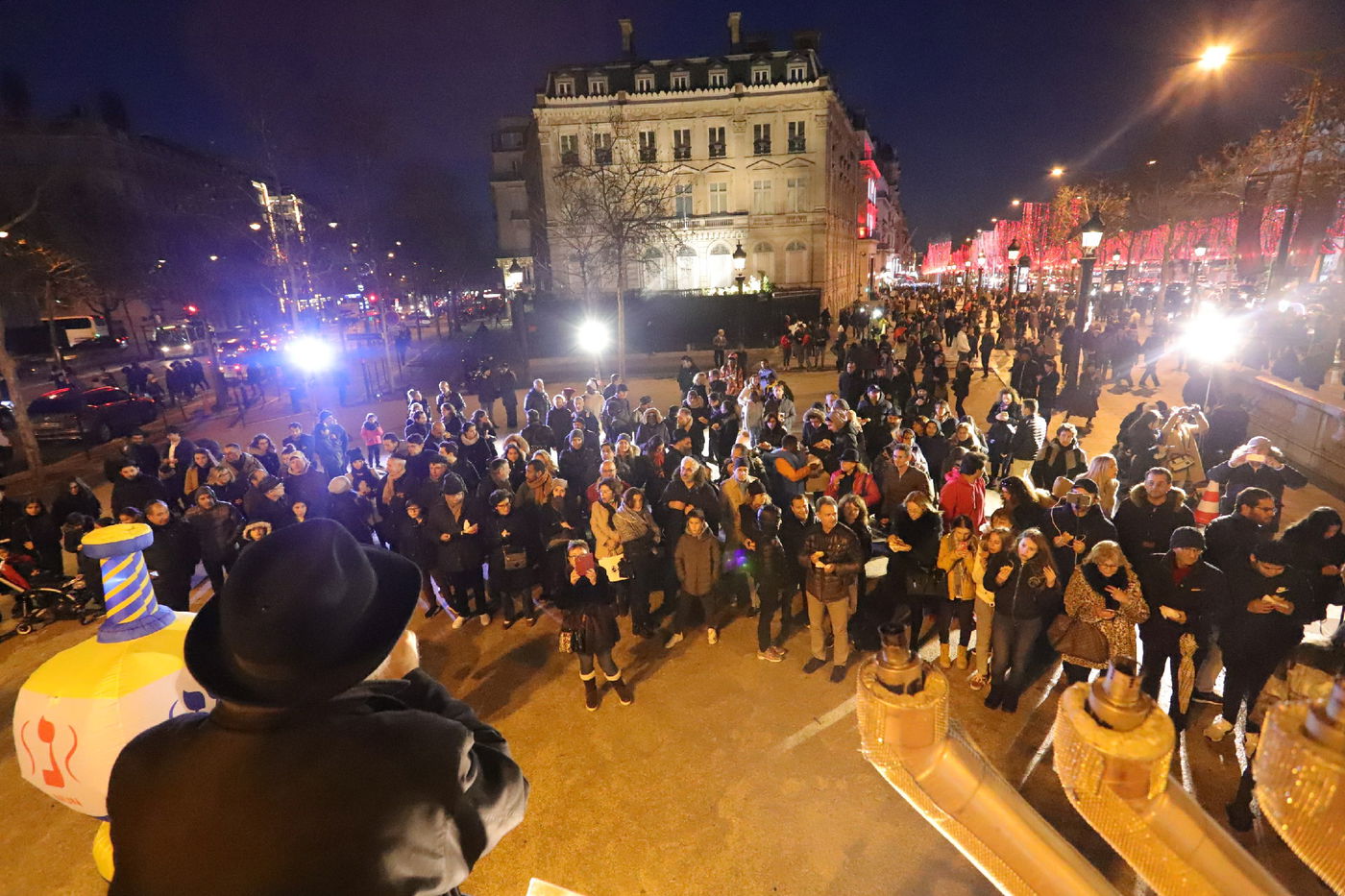 נר שמיני של חנוכה בשער הניצחון בפריז • תיעוד