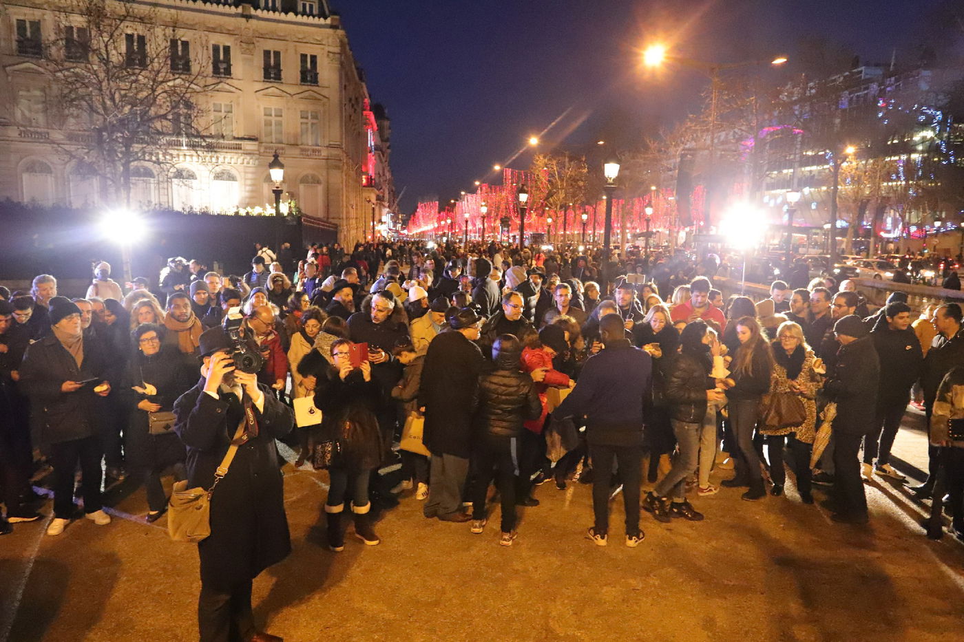 נר שמיני של חנוכה בשער הניצחון בפריז • תיעוד