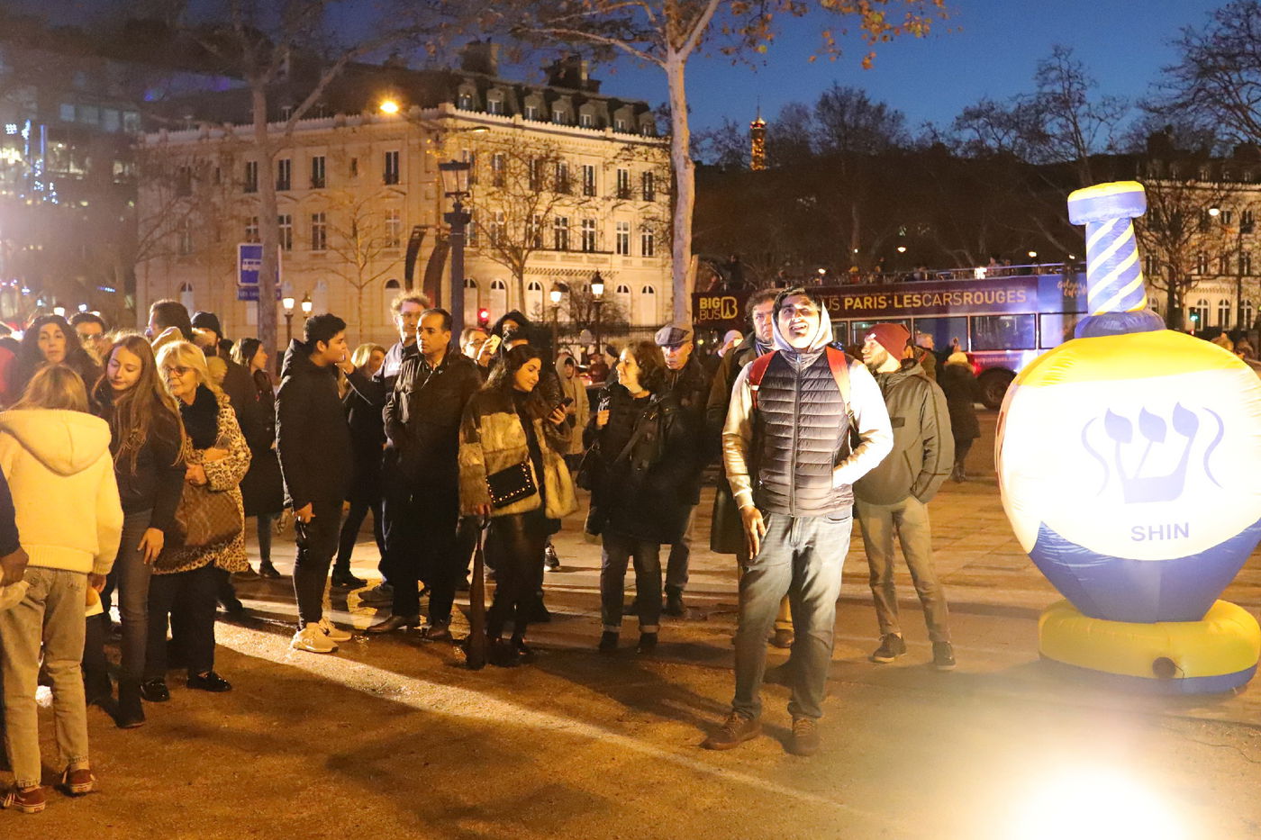 נר שמיני של חנוכה בשער הניצחון בפריז • תיעוד