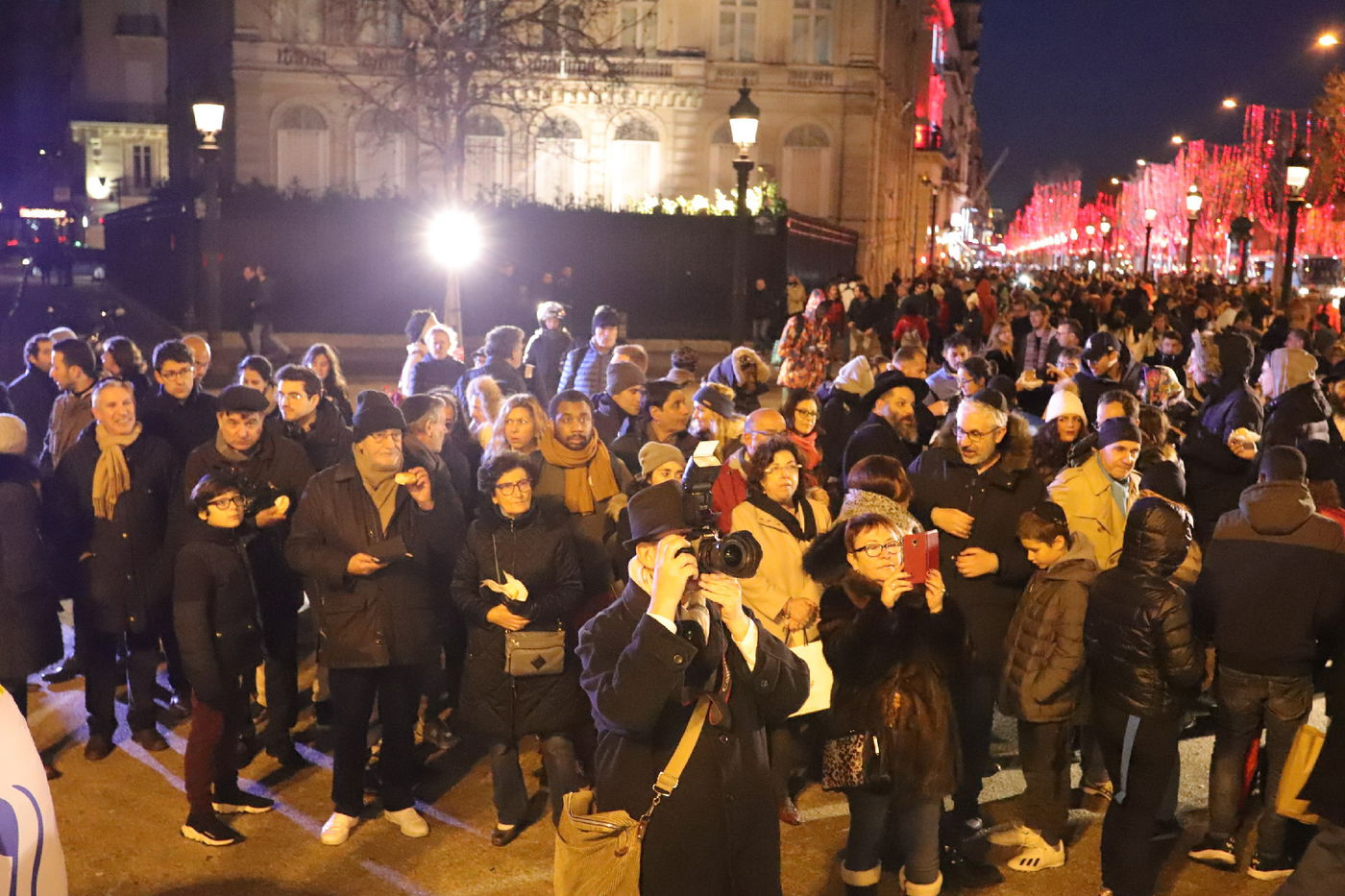 נר שמיני של חנוכה בשער הניצחון בפריז • תיעוד