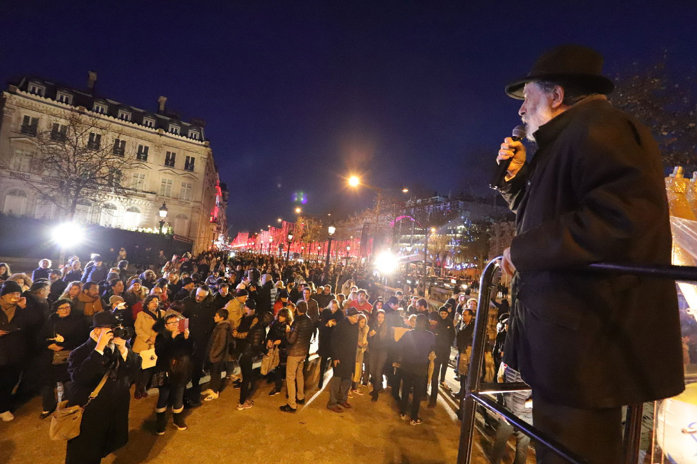 נר שמיני של חנוכה בשער הניצחון בפריז • תיעוד