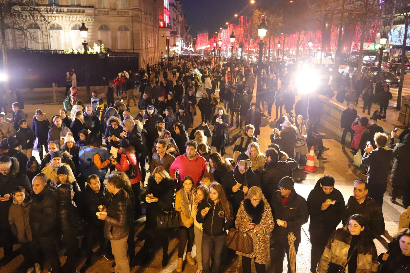 נר שמיני של חנוכה בשער הניצחון בפריז • תיעוד