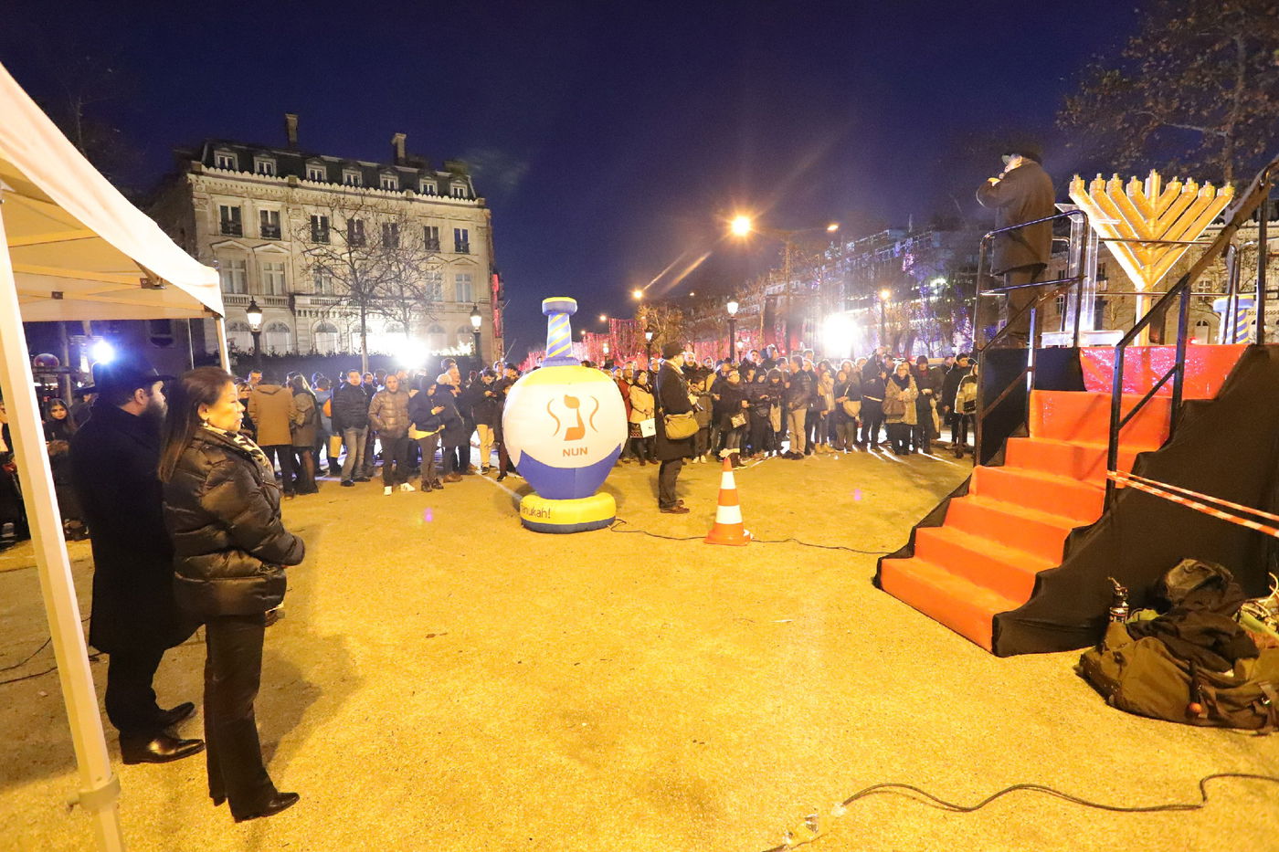 נר שמיני של חנוכה בשער הניצחון בפריז • תיעוד