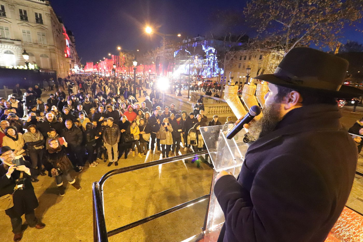 נר שמיני של חנוכה בשער הניצחון בפריז • תיעוד