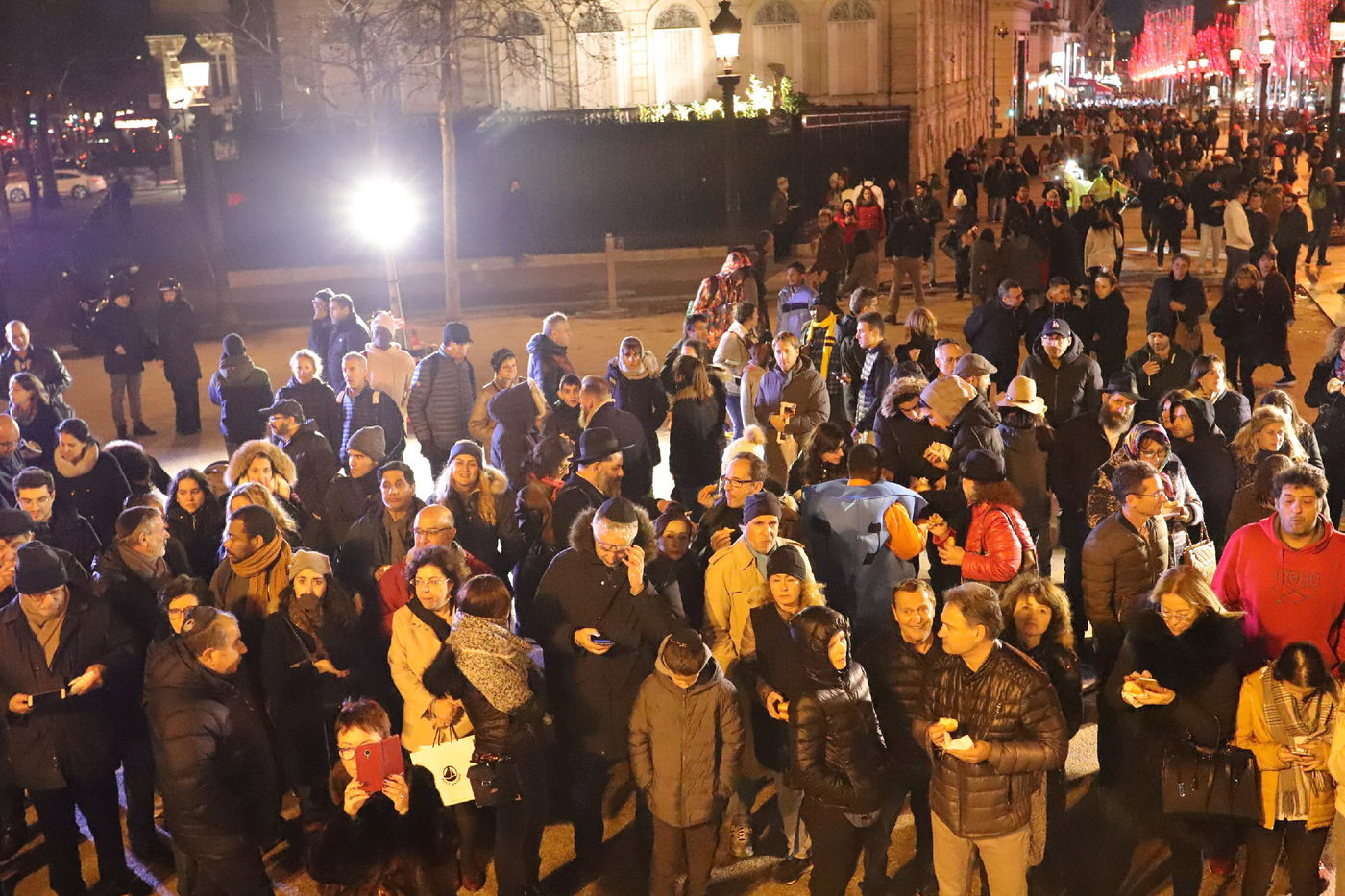 נר שמיני של חנוכה בשער הניצחון בפריז • תיעוד