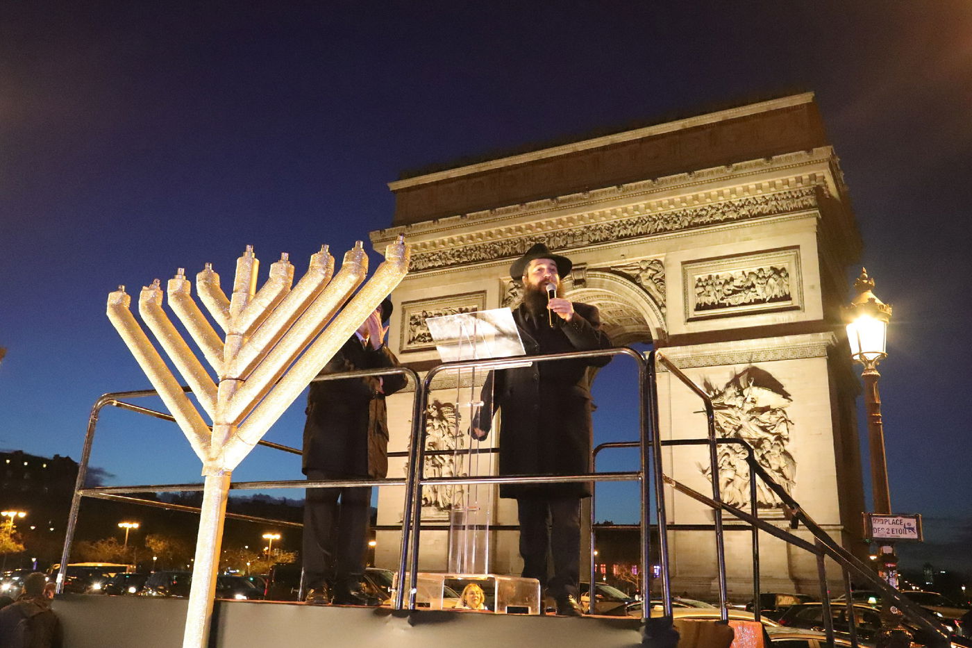 נר שמיני של חנוכה בשער הניצחון בפריז • תיעוד