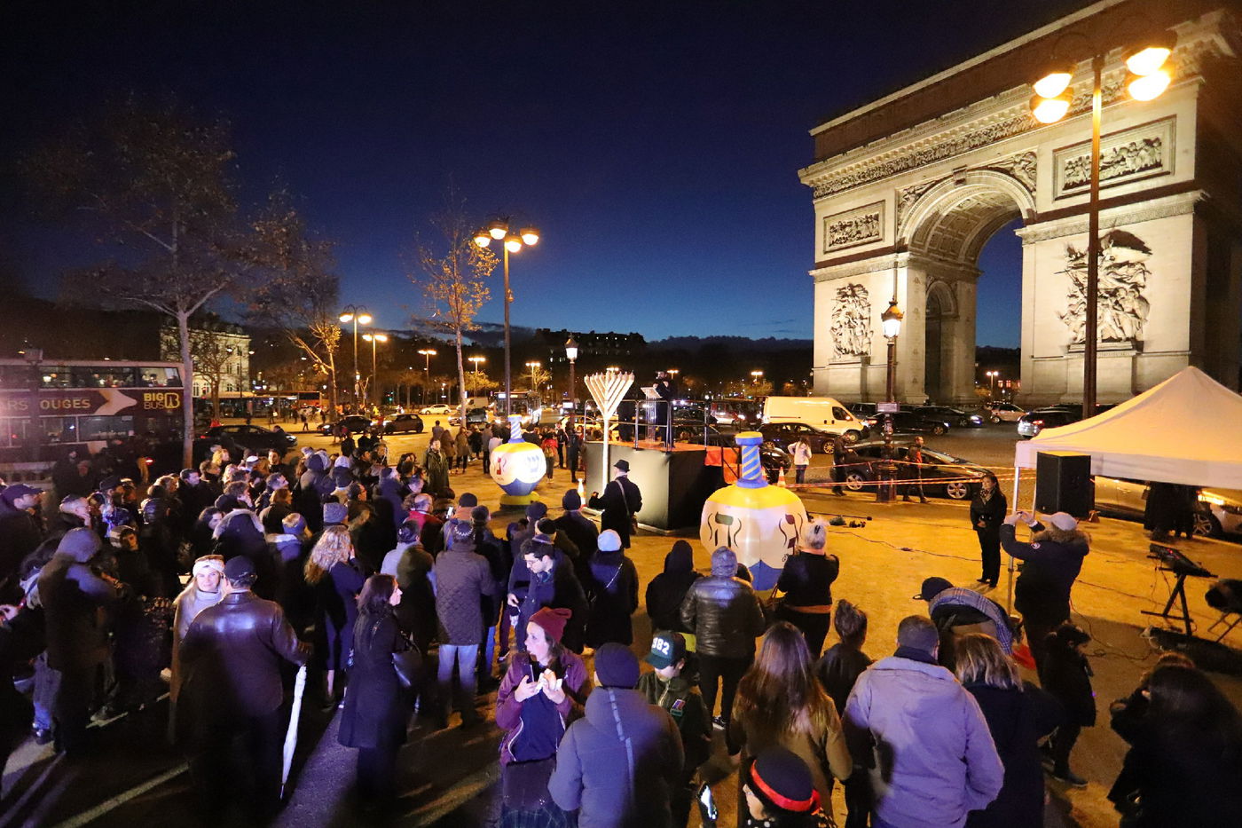 נר שמיני של חנוכה בשער הניצחון בפריז • תיעוד