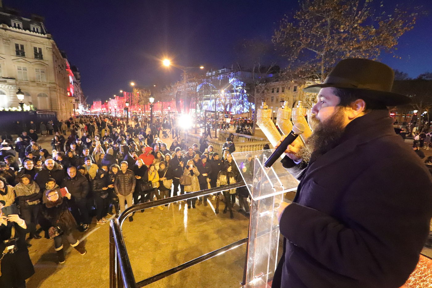 נר שמיני של חנוכה בשער הניצחון בפריז • תיעוד